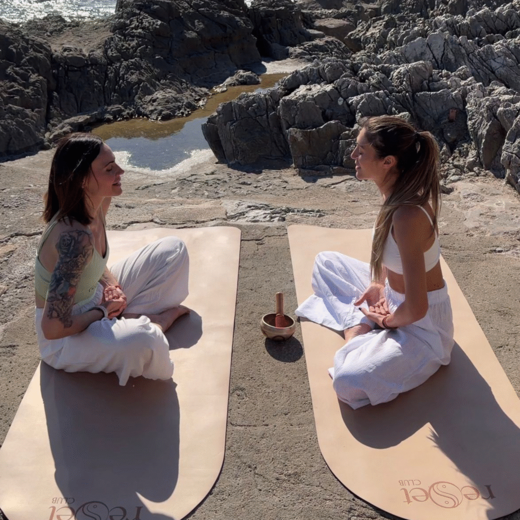 Diletta e Alessia meditano al mare